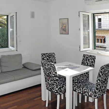 Nice Apartment In Sutivan With Wifi *