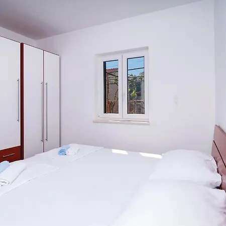 Nice Apartment In Sutivan With Wifi Sutivan
